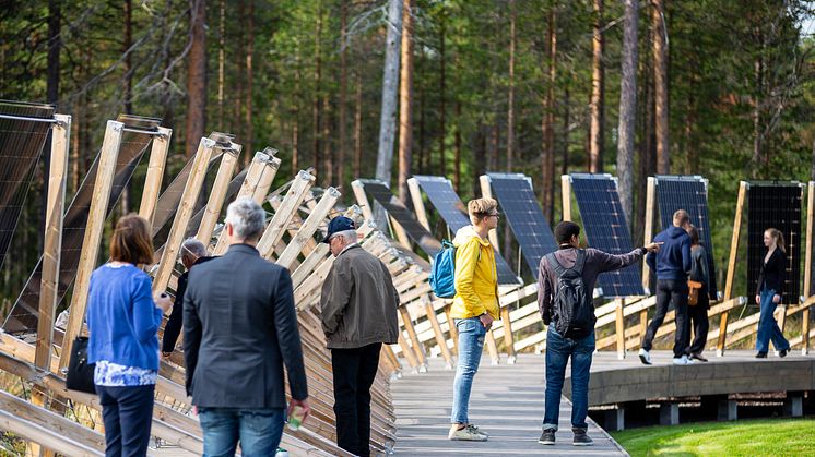 Solvåg har ett trädäck som tillgängliggör solpanelerna för besökare