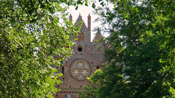 Wegen der faszinierenden Architektur, der Schönheit der wald- und seenreichen Umgebung und dem kulturellem Angebot ist das Kloster Chorin in der Schorfheide ein beliebtes Ausflugsziel. Foto: Kerstin Schlopsnies.