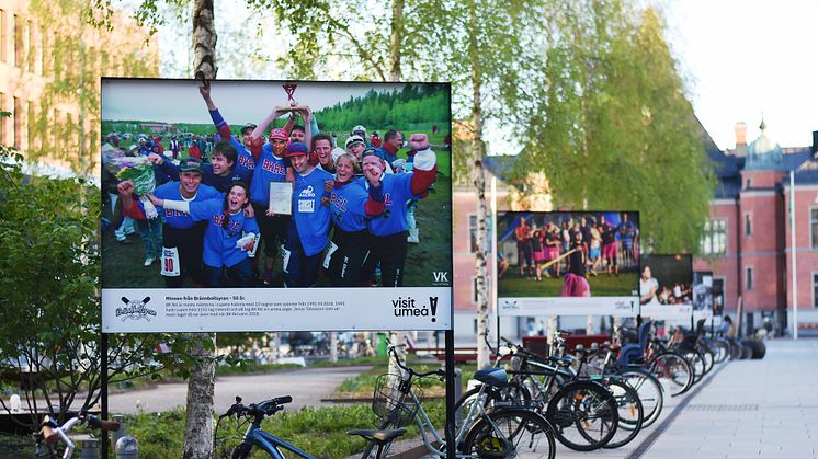 Utställningen längs med Rådhusesplanaden visar just nu minnen från Brännbollsyran som fyller 50 år. Foto: Visit Umeå