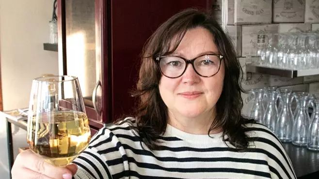 Wine Timen yrittäjä Anastassia Joukovskaia toivottaa tervetulleeksi BNI-kesätapaamiseen kesäkuussa