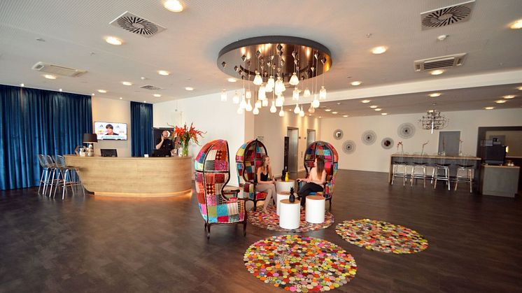 Die Lobby des Arthotel ANA Symphonie besticht mit kunstvollem Design und frischen Farben