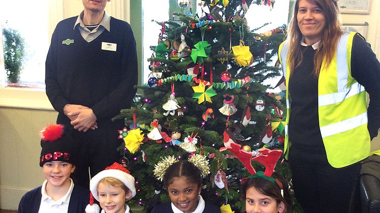 Children from Georgian Gardens Community Primary School decorate Angmering station’s Christmas tree. 