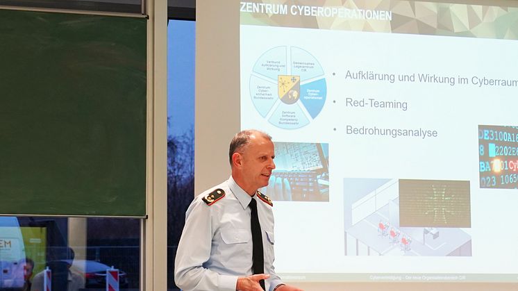 Generalmajor Jürgen Setzer bei seinem Vortrag an der TH Wildau 