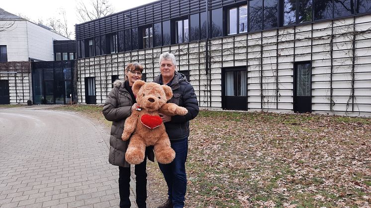 Christine Mehner und Ralf Haber übergaben ihre 1.100 Euro Spende.