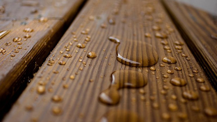 Skal du bygge terrasse? Velg planker av svanemerket holdbart tre, så unngår du miljøgifter og annen problemkjemi. Det er bra både for naturen og for alle som skal tasse barbeint rundt på terrassen.  Bildet viser Saga Wood svanemerket terrasseplank.