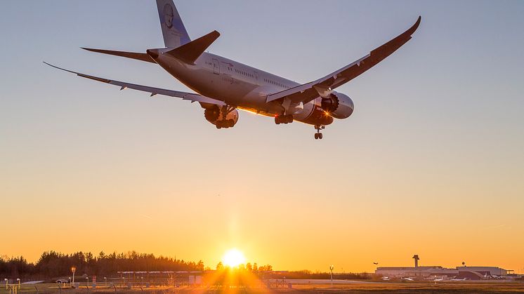 Norwegianin Boeing 787 Dreamliner ja auringonlasku