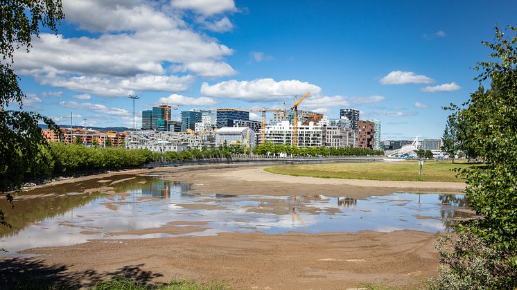 Vannspeilet i Middelalderparken fylles nå med vann ferdig til helgen. Foto: Per Ole Hagen