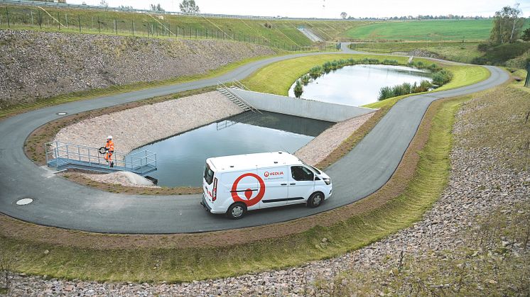 Mit auf Kläranlagen und in Regenrückhaltebecken installierten Sonden macht Veolia die Abwasserentsorgung künftig noch sicherer. So kann zum Beispiel ein Ölfilm schnell lokalisiert und gezielt eingedämmt werden. Das schützt die Umwelt.