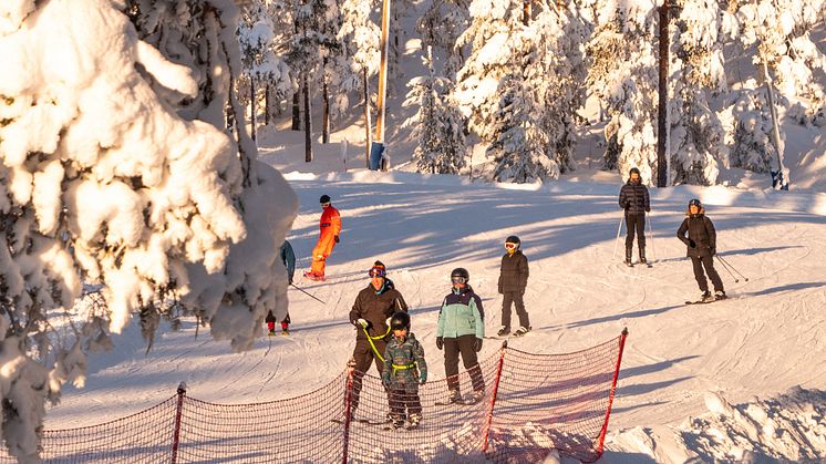 Lekfull skidåkning lockar gäster till Järvsö. Närmast lockar också vårvinter och flera spännande evenemang.