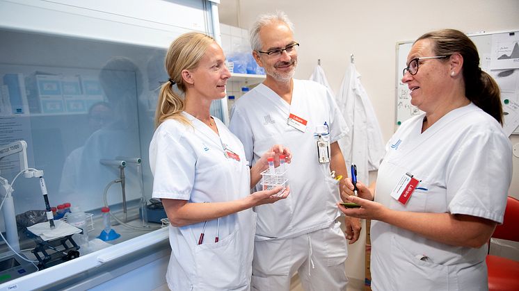Ett enkelt blodprov kan visa om en patient tillhör en högriskgrupp för cancer. Forskarteamet i bild från vänster; Charlotte Thålin, Håkan Wallén och Viktoria Hjalmar.