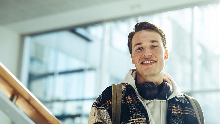 Was müssen Studierende und Auszubildende zum Rundfunkbeitrag wissen? Der 19-jährige Student Noah erzählt dir hier, was er zu dem Thema gelernt hat. © Adobe Stock / Jacob Lund