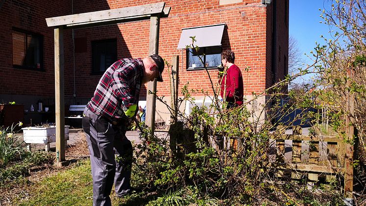 Eyragården fokuserar på utomhusaktiviteter, som exempelvis trädgårdsarbete, så länge vädret tillåter. 