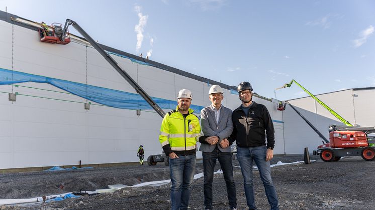 Nu byggs andra etappen av Polarbageriet i Älvsbyn_Fr.v. Samuel Hellström - vd Hellströms Bygg, Anders E Johansson - vd Polarbröd och Jonas Holmgren - Fastighetschef