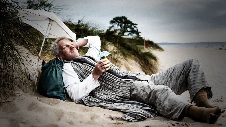 "Jag har dock aldrig mött någon som går på ekonomiskt bistånd på en beach med paraplydrink i handen." Foto: AdobeFirefly