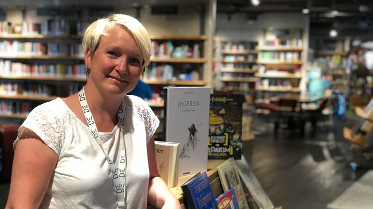 FORNØYD: Eli Sætre Follerås er glad for at folk bruker det nye biblioteket på Stovner. 