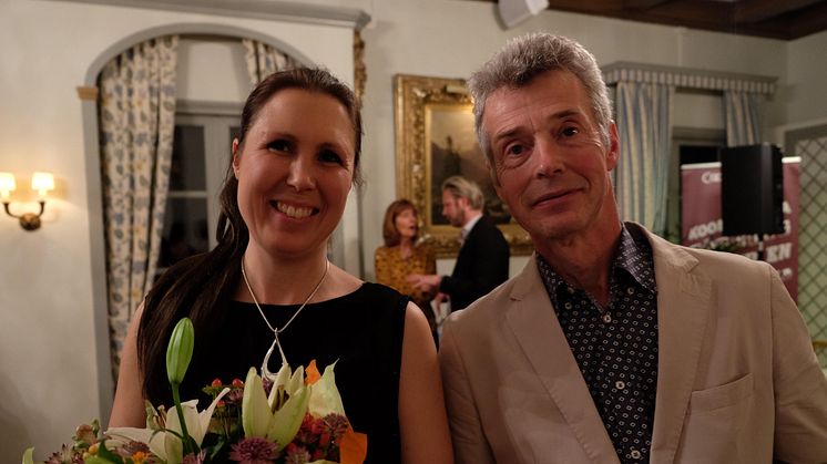 Therese Petrini som arbetar med kundtjänst och ekonomi tillsammans med  Ola Karlsson ordförande Vallebygdens Energi, tog emot utmärkelsen Årets kooperativ 2017.