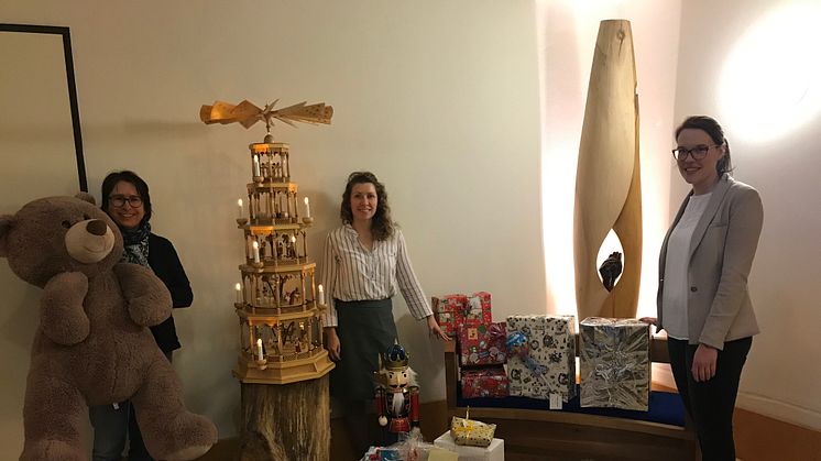 Kerstin Stadler von Bärenherz nimmt die schöne Geschenke von Anja Körner und Nicole Schneider entgegen