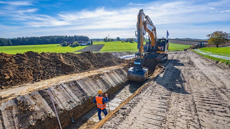 Für das neue Hochspannungserdkabel wird ein etwa 1,75 Meter tiefer Graben ausgehoben, wie kürzlich bei einer ähnlichen Baustelle der Bayernwerk Netz in Niederbayern.