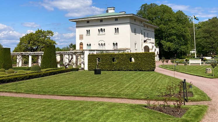 Mellan den 3 juli och 3 oktober kan du njuta av fyra a Classicums växthus inredda av kända profiler under Idéträdgårdsutställningen – ’Inglasat’ på Solliden Slott.