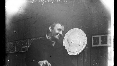 Gustav Vigeland (1869-1943) designed the Nobel Peace Prize Medal. Here in one of very few photos where he is smiling. (Photo: Vigeland Museum)