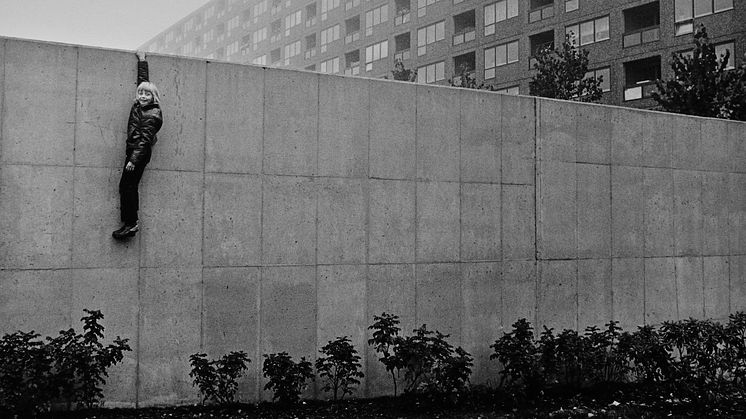 Boy on the wall, Hammarkullen. Foto: Jens S Jensen, Göteborgs stadsmuseums arkiv.