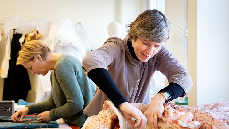 Anne-Marie Ryding och Anna Adrian arbetar med konservering av de dräkter som ställs ut i Göteborgs garderob, foto Kristin Lidell