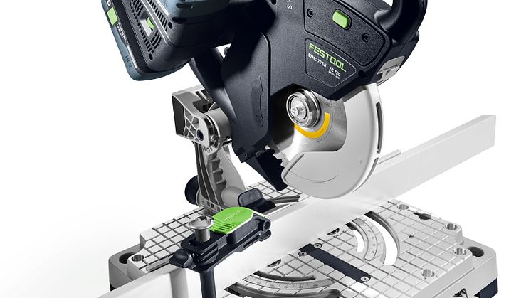 Værktøjsproducenten Festool udvider sortimentet med en ny akku listesav, der skal spare håndværkerne tid og besvær i det daglige ved at optimere arbejdet med tilskæring af lister. Foto: Festool.