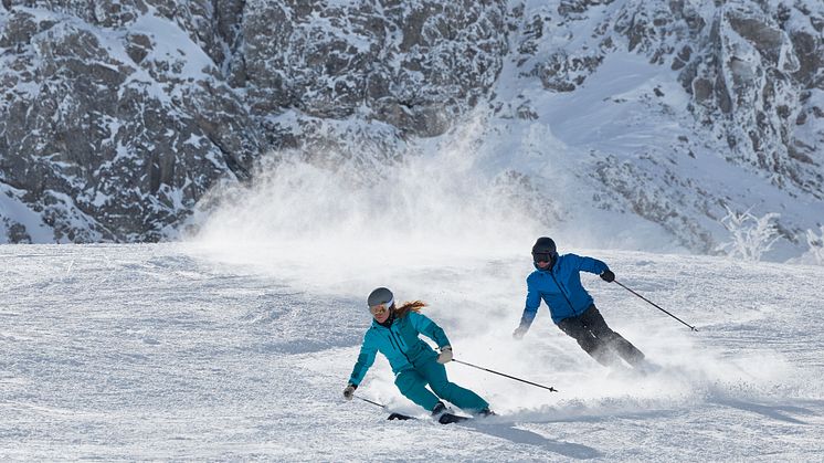 Reichlich Schnee in den Bergen macht Lust auf die neue Skisaison mit der dynamischen Maier Sports Damenkombi PINILLA  und ALLISSIA Slim.. 