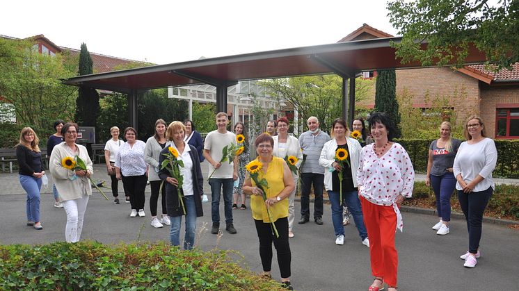 Sonnenblumen für die Absolventen der Krankenpflegehilfe-Ausbildung. Alle Namen von links nach rechts finden Sie in der Bildbeschreibung am Ende des Haupttextes.