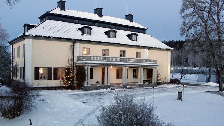 Prisutdelningen i skrivartävlingen "En skröna i Selmas spår" delas ut i biblioteket på Mårbacka, Selma Lagerlöfs hem och minnesgård.