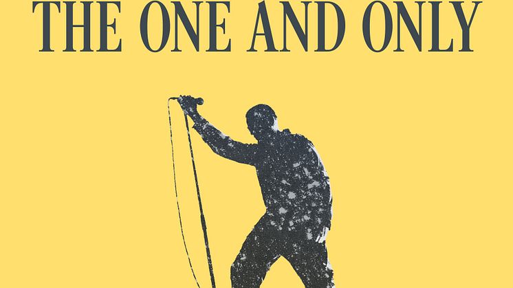 Michael Krohn gir ut ett eksemplar av "The One and Only"