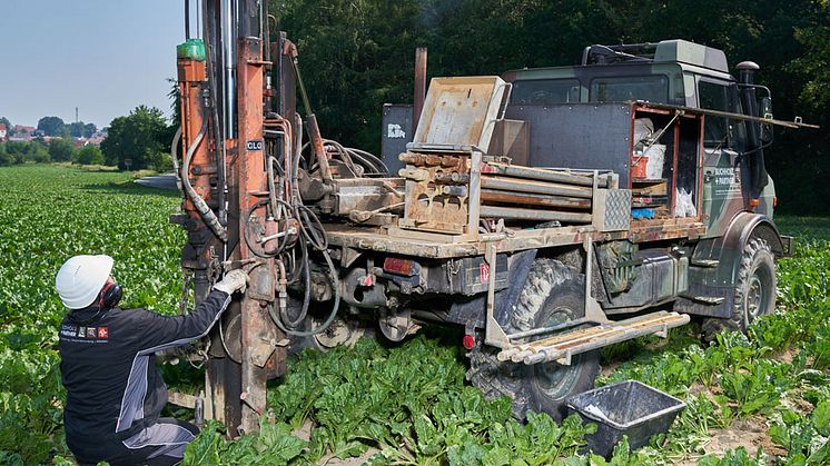 Zwischen Töging und Pirach soll eine neue Hochspannungsleitung gebaut werden. Die Bayernwerk Netz prüft jetzt - wie auf dem Bild bei einem ähnlichen Projekt in Oberbayern - zur Vorbereitung die Bodenbeschaffenheit.