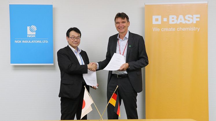 Left: Tatsumi Ichioka (NGK INSULATORS, LTD)  Right: Dr. Frank Prechtl (BASF New Business) 