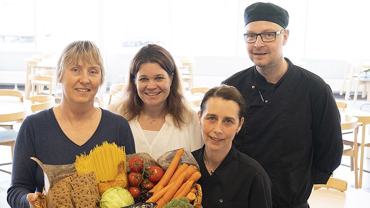 På bilden enhetscheferna Camilla Persson och Petra Villman, Katarina Söderman, kock på Södergårdens förskola och Jonas Törner, kock på Kristinebergskolan som alla arbetar för hållbara skolmåltider i Borås Stad.