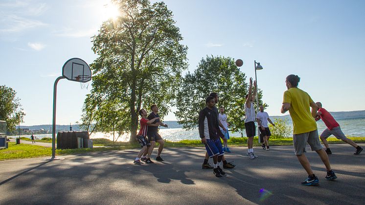 Häng med Erikshjälpen på Vätterstranden