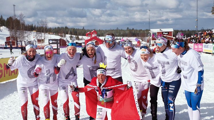 Charlotte Kalla hyllades av sina klubb- och landslagskompisar efter målgång.     Foto: Maria Fäldt