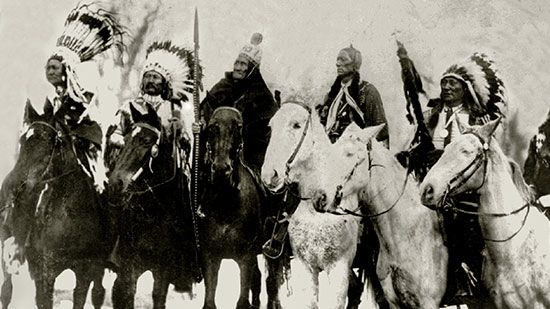 Bildtext: Hövdingarna Little Plume, Buckskin Charlie, Geronimo, Quanah Parker, Hollow Horn Bear och American Horse besöker skolan i Carlisle på väg till president Theodore Roosevelts installationsceremoni i Washington 1905.