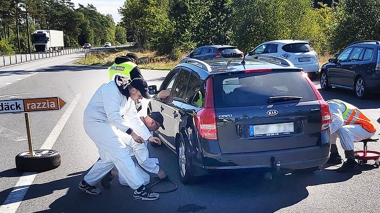 Vid däckrazziorna får bilisterna sina däck noggrant undersökta och råd om vad som är viktigt att tänka på när det gäller däcken.