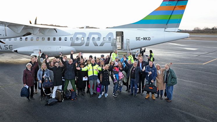 Bromma Stockholm Airport slog idag nytt passagerrekord med 2,5 miljoner resenärer när flight  TF 409 från Visby landade. Flygplatsdirektör Peder Grunditz, i mitten, jublar ikapp med resenärerna. Foto: Sören Andersson