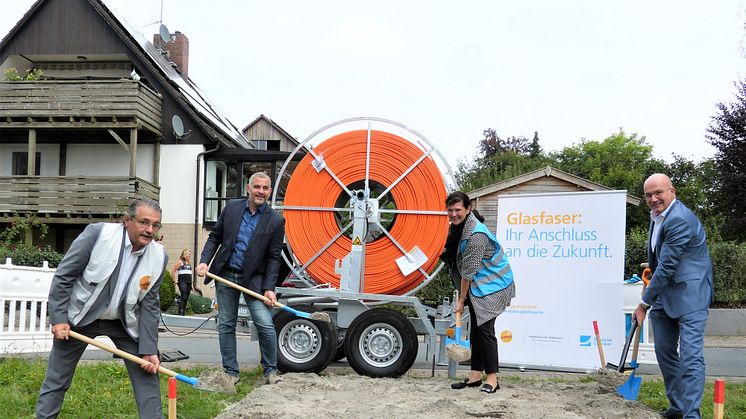 Spatenstich für Glasfaser in Modautal/Hessen (v.l.): Landrat Klaus Peter Schellhaas, Jörg Lautenschläger, Bürgermeister von Modautal, Barbara Jacob, Bereichsleiterin bei Deutsche Glasfaser und ENTEGA-Geschäftsführer Frank Gey.