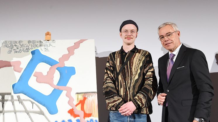 apoBank-Chef Ulrich Sommer gratuliert dem Kunststudenten Tom König zum Stipendium der Bank.