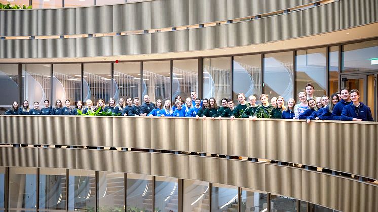 Studenterna bjöds på en rundtur i Forskaren, Stockholms nya centrum för life science. Foto: Joanna Messmer/Samhällsbyggarna