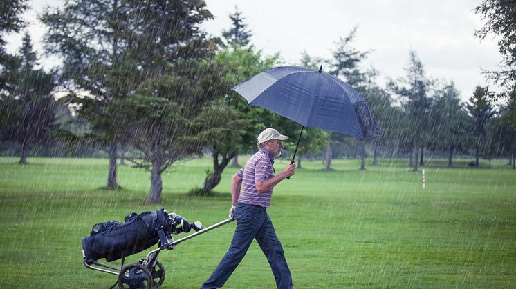Golfer i regn