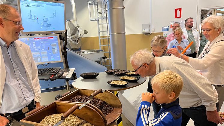 På familiedagen åbnede BKI bl.a. dørene op til risteriet, så store som små kunne få indblik i, hvordan kafferistning går til.