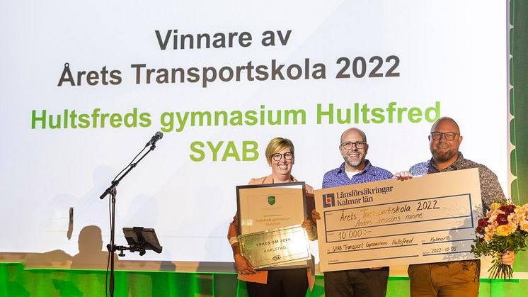 Förra årets vinnare. Tre lärare från SYAB Transportgymnasium i Hultsfred som fick priset som Årets Transportskola 2022. Från vänster: Therese Adolfsson, Fredrik Persson och RIkard Kling. Foto: Liza Simonsson.