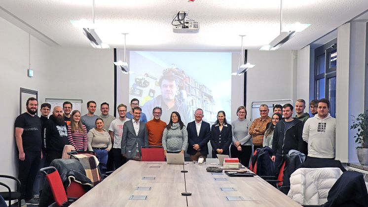 Die Teilnehmenden des internationalen Workshops mit den Vortragenden in der Mitte.