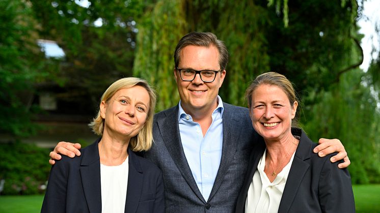 Vorstandsvorsitzender Marten Bunnemann mit Marit Müller (links) und Julia Kranenberg (rechts).