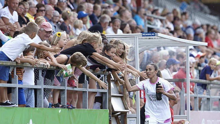 Arkitektkopia engagerar sig i samhällsprojekt genom sitt samarbete med fotbollsklubben FC Rosengård.