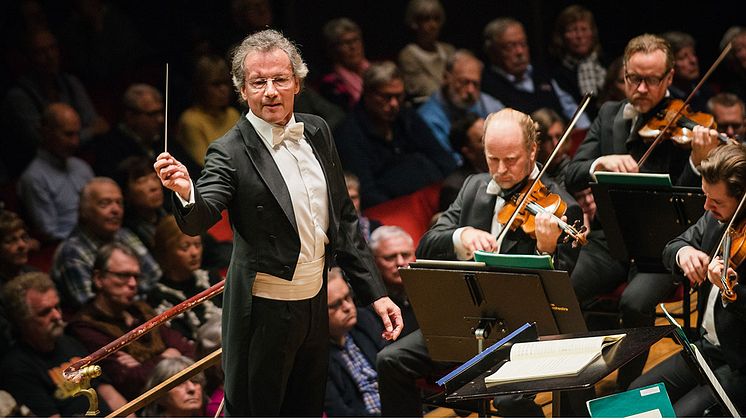 Franz Welser-Möst dirigerar Kungliga Filharmonikerna. Foto: Jan-Olav Wedin