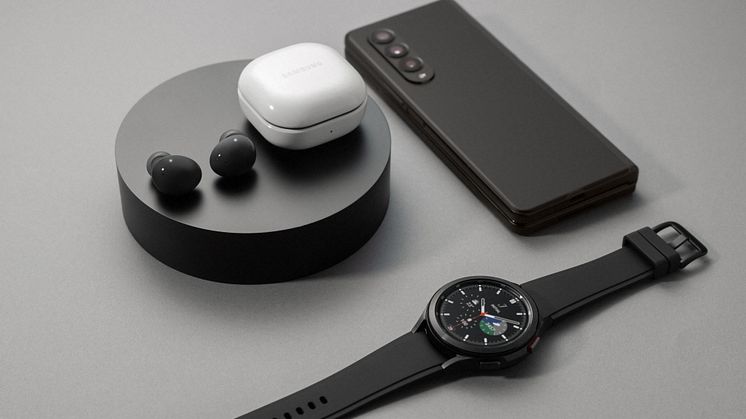 Hero_ _5g_phantomblack_galaxywatch4classic_black_galaxybuds2_graphite_H.jpg